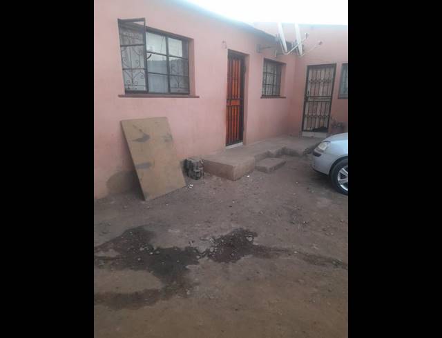 8 BEDROOM HOUSE FOR SALE IN TEMBISA EXT 7